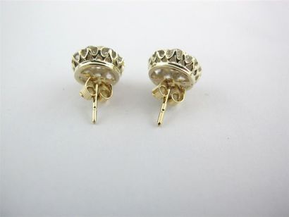 Paire de boucles d'oreilles en or 750 millièmes,...