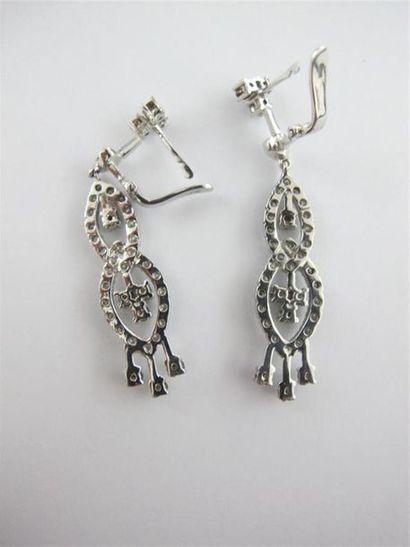 Paire de pendants d'oreilles en or gris 750...