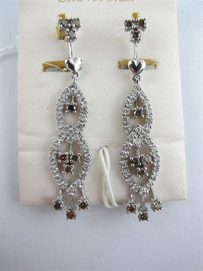 Paire de pendants d'oreilles en or gris 750...