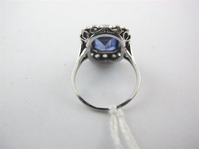 Bague en or gris 750 millièmes, ornée d'une...