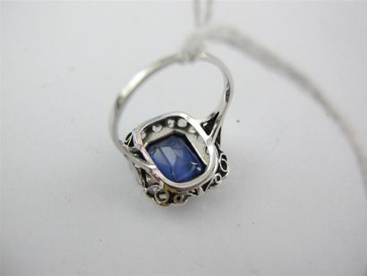 Bague en or gris 750 millièmes, ornée d'une...