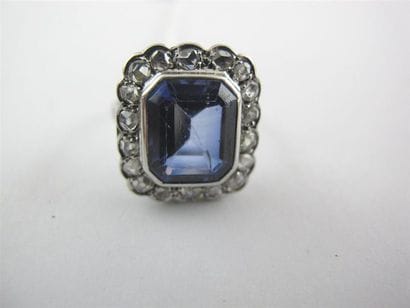Bague en or gris 750 millièmes, ornée d'une...
