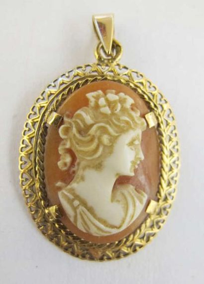 Lot comprenant :
- un pendentif orné d'un...