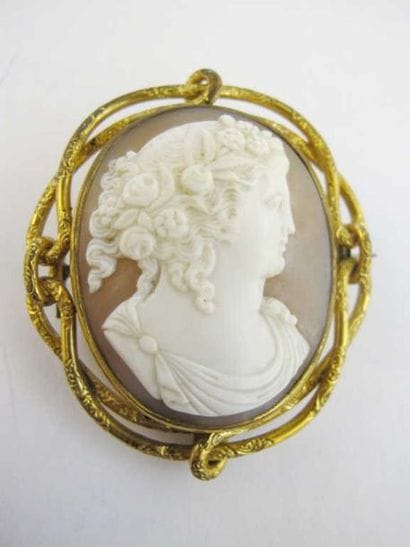Lot comprenant :
- un pendentif orné d'un...
