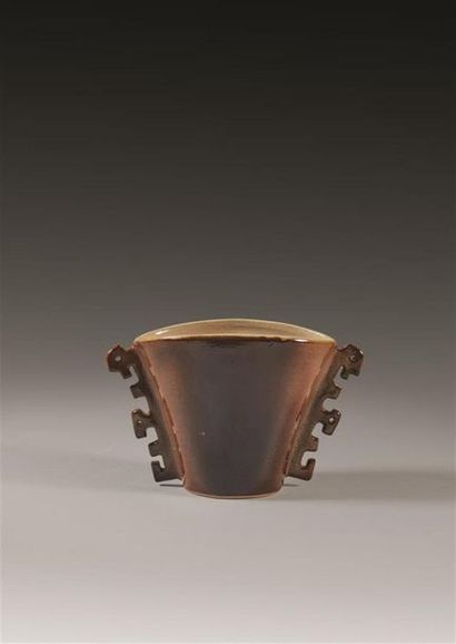 Anonyme 
Vase à panse écrasée à anse latérale...