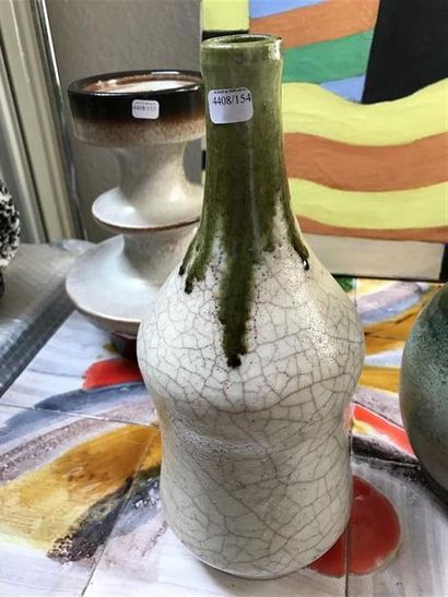 CHASSIER 
Bouteille en grès émaillé blanc...