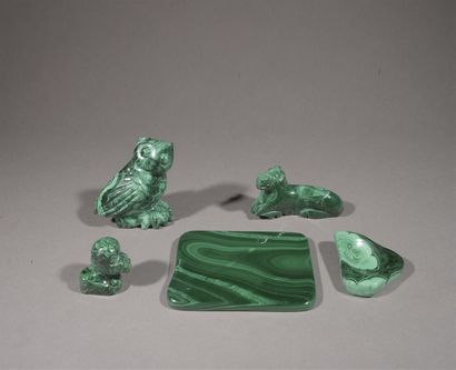 Cinq pièces en malachite :
- Lion couché...