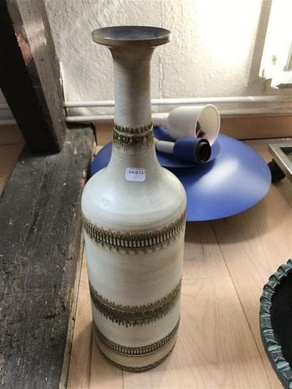 Vase cylindrique à haut col resserré et émaillé...
