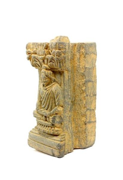 INDE. Élément de colonne en pierre sculptée,...