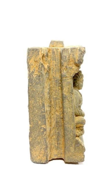 INDE. Élément de colonne en pierre sculptée,...