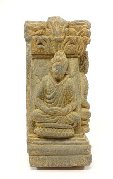 INDE. Élément de colonne en pierre sculptée,...