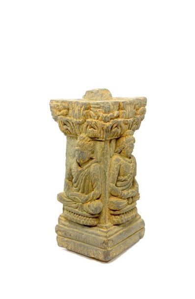 INDE. Élément de colonne en pierre sculptée,...