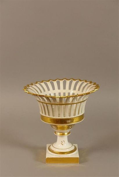 Coupe ronde évasée et ajourée sur piédouche,...