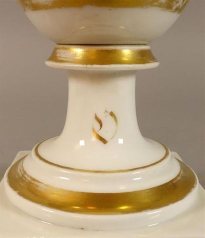 Coupe ronde évasée et ajourée sur piédouche,...