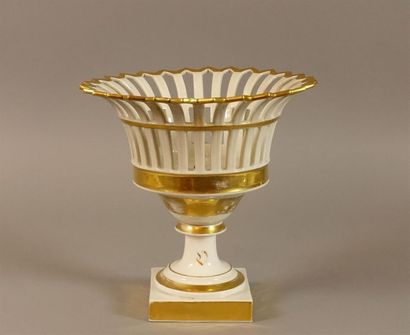 Coupe ronde évasée et ajourée sur piédouche,...