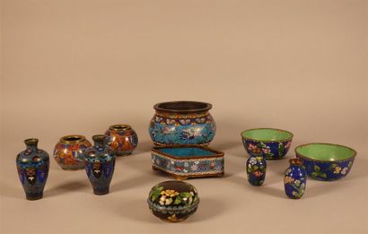 Lot de vases et coupes émaillées, certains...