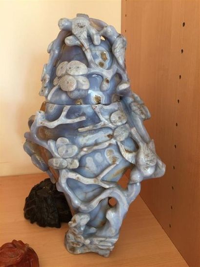 CHINE. Sujet en pierre dure bleue, socle...
