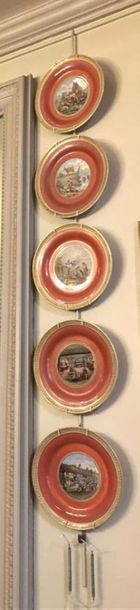 Douze assiettes décorées, dans un médaillon...