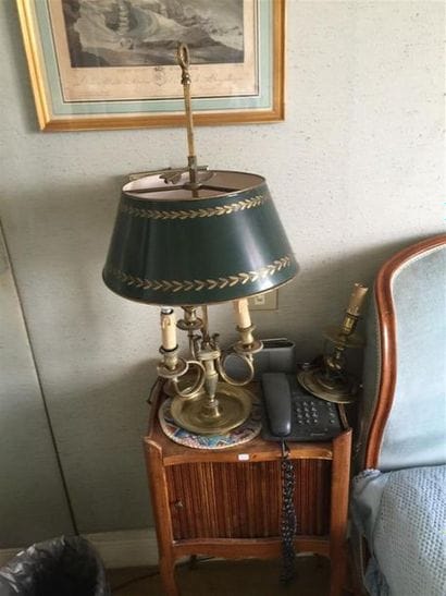 Lampe bouillotte et bougeoir en bronze.
ON...