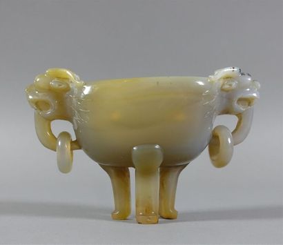 CHINE. Brûle-parfum tripode en pierre dure...