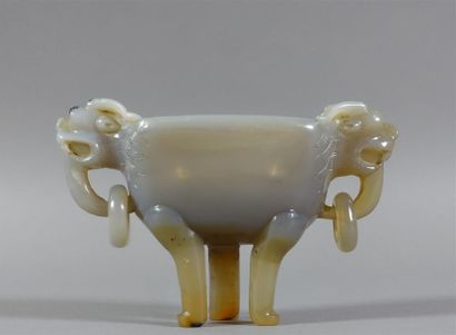 CHINE. Brûle-parfum tripode en pierre dure...