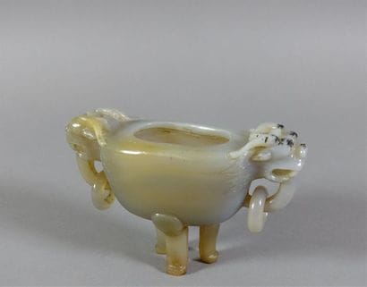 CHINE. Brûle-parfum tripode en pierre dure...