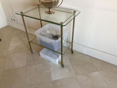 Table en laiton et verre à deux plateaux...