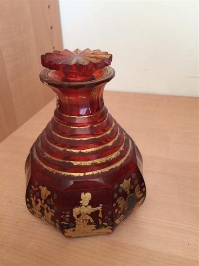 Flacon en cristal rouge et doré. Haut. :...