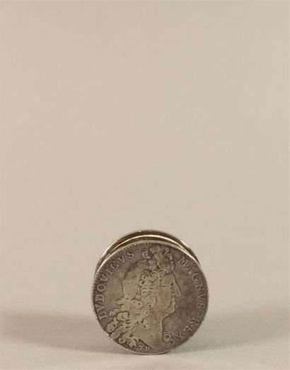 HERMÈS. Boîte à pilules en argent. Épaisseur...