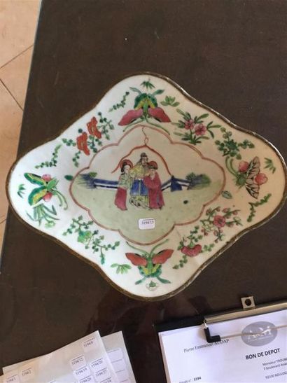 CHINE. Coupe en porcelaine, monture en bronze....