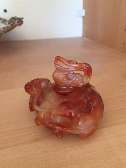 CHINE. Sujet en pierre dure rouge. Haut....