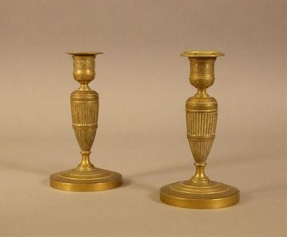 Paire de petits flambeaux (avec leur bobèche)....