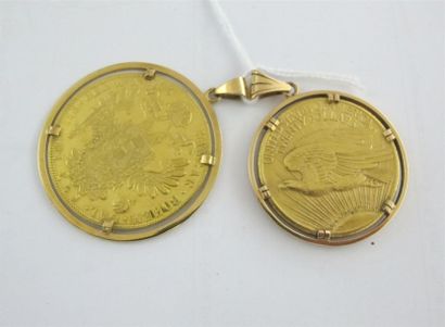 Deux médailles en or jaune sertie de deux...