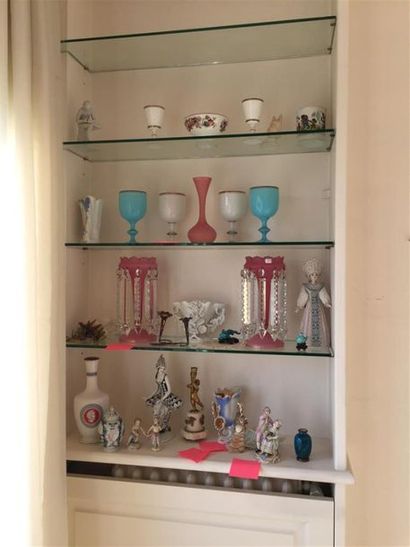 Ensemble de verres opalins.
