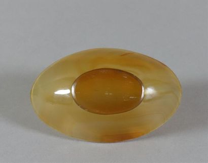 Coupelle ovale en agate sur petit talon....