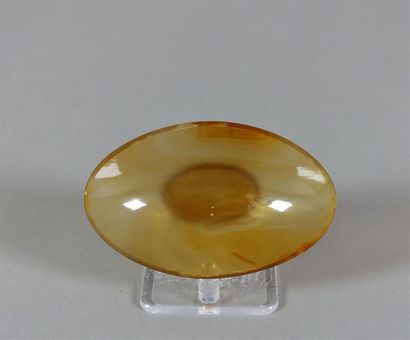 Coupelle ovale en agate sur petit talon....
