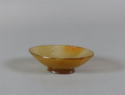 Coupelle ovale en agate sur petit talon....