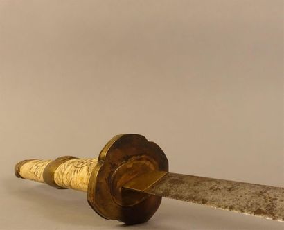 Sabre dans son fourreau en os sculpté de...
