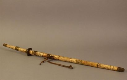 Sabre dans son fourreau en os sculpté de...