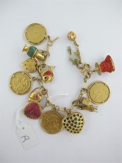 Bracelet en or, chaîne avec divers breloques....