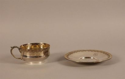 Tasse en argent et sa soucoupe à décor rocaille....