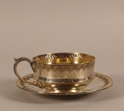 Tasse en argent et sa soucoupe à décor rocaille....