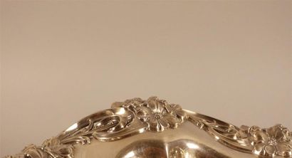 Coupe en métal argenté à décor ajouré de...