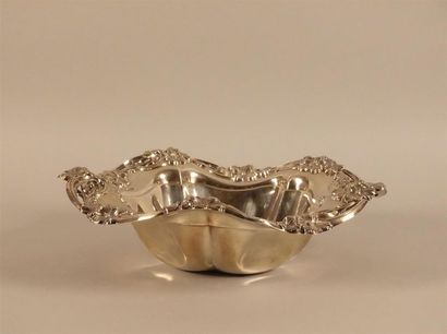 Coupe en métal argenté à décor ajouré de...