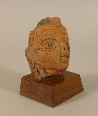 Deux têtes de statuette. Terre cuite. Égypte,...