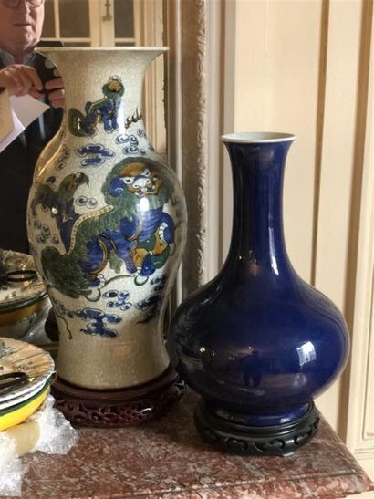 Vase à col étroit en porcelaine bleu nui...