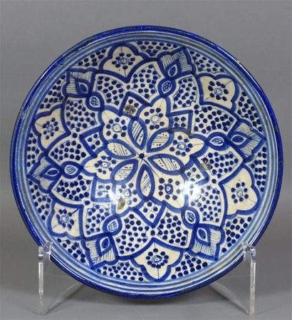 MAROC. Coupe circulaire en faïence bleu et...