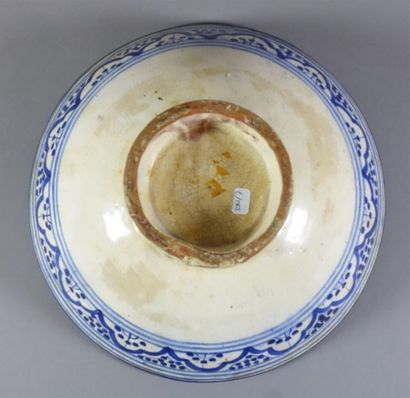 MAROC. Coupe circulaire en faïence bleu et...