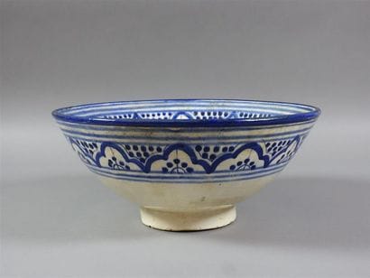 MAROC. Coupe circulaire en faïence bleu et...