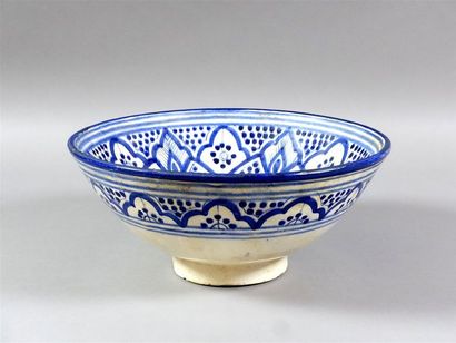 MAROC. Coupe circulaire en faïence bleu et...